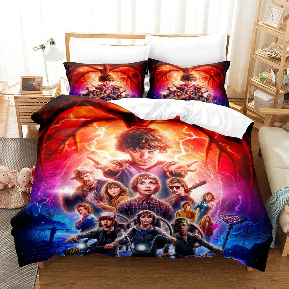 Komplet pościeli Stranger Things sezon 2 Łupieżca Umysłów na łóżku, z pasującymi poszewkami