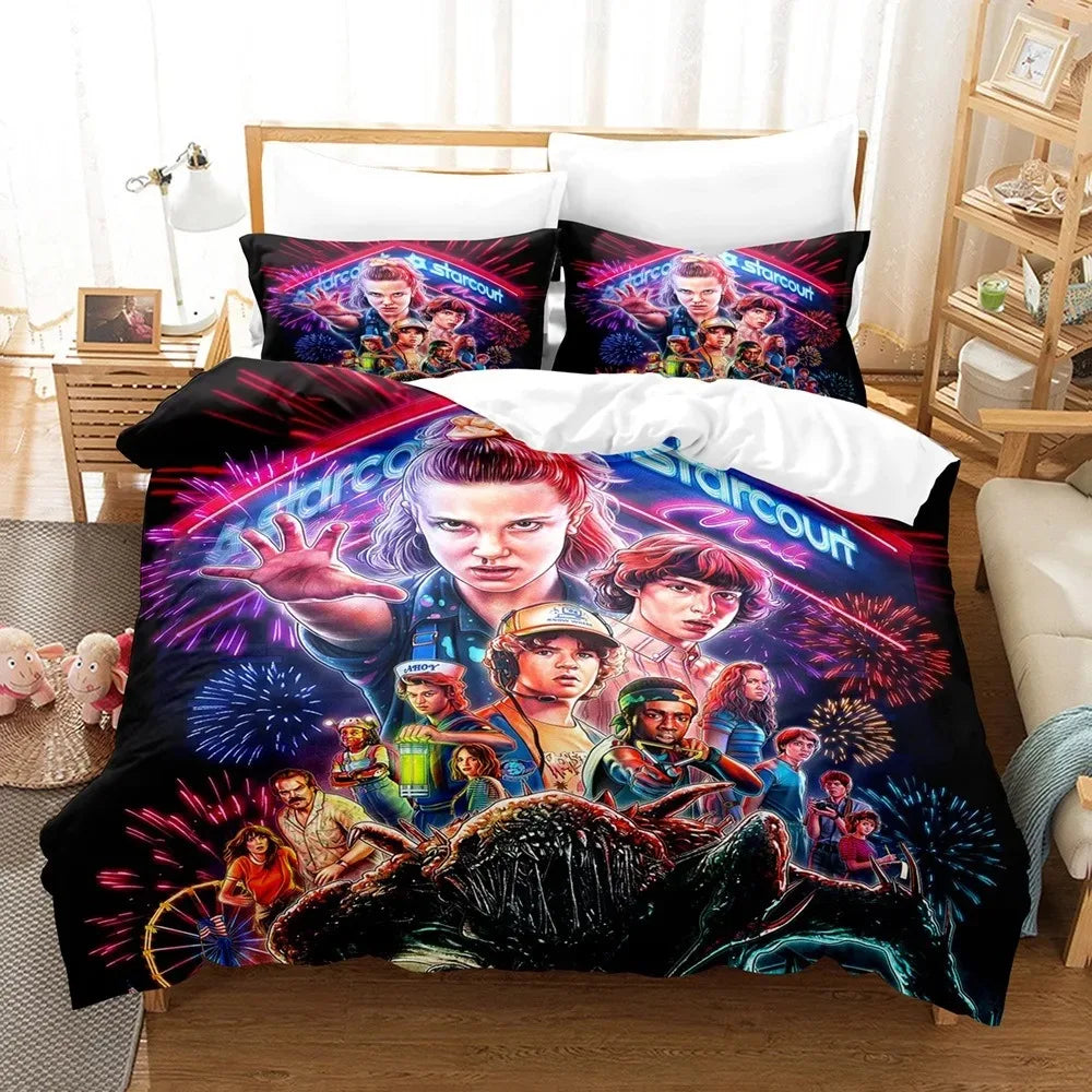 Komplet pościeli Stranger Things sezon 3 neon Starcourt na łóżku, z pasującymi poszewkami