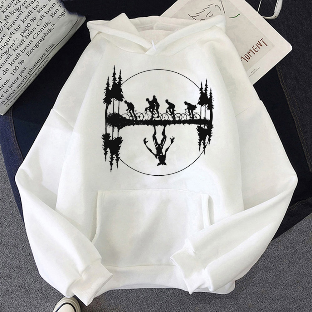 Biała bluza z kapturem Stranger Things paczka na rowerach i odbicie Demogorgona, nadruk z przodu