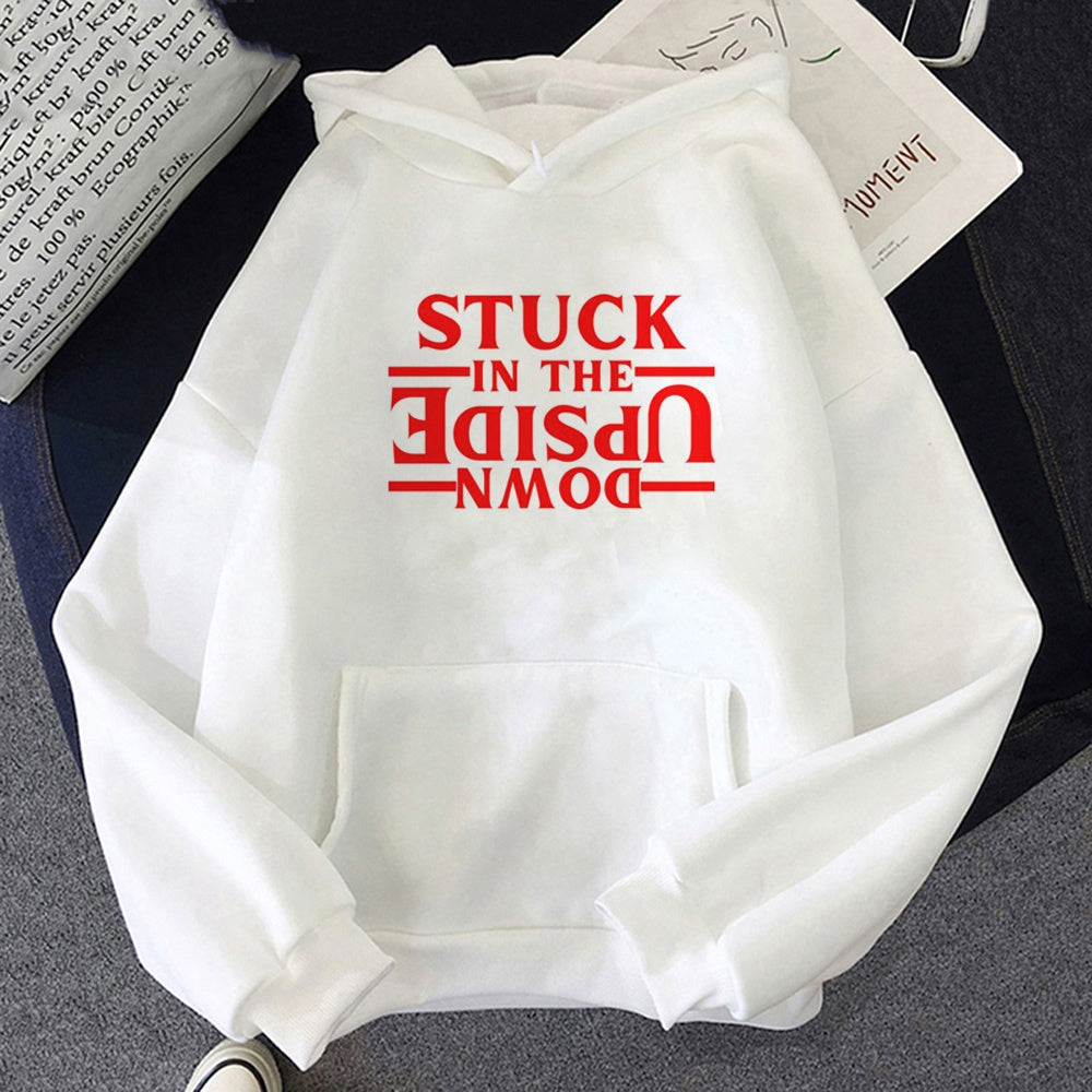 Biała bluza z kapturem Stranger Things Stuck in the Upside Down, nadruk z przodu