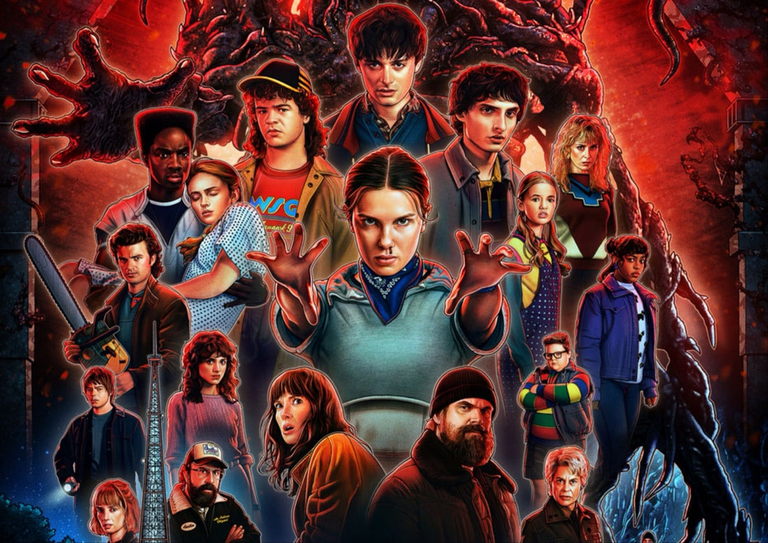 Plakat-kolaż Stranger Things: około dwudziestu twarzy w czerwieni i błękicie wokół dziewczyny z dłońmi w górze