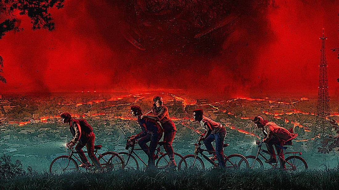 Ilustracja: cztery rozpędzone rowery z profilu, pasażer stojący z tyłu, pod czerwonym niebem Hawkins