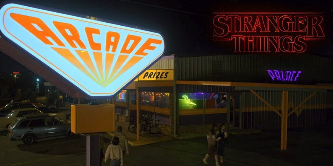 Neonowy szyld ARCADE w Palace zapalony nocą w Stranger Things, sylwetki przed wejściem
