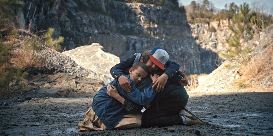 Trzech chłopców klęczy objętych na dnie kamieniołomu, Stranger Things sezon 1 odcinek 6