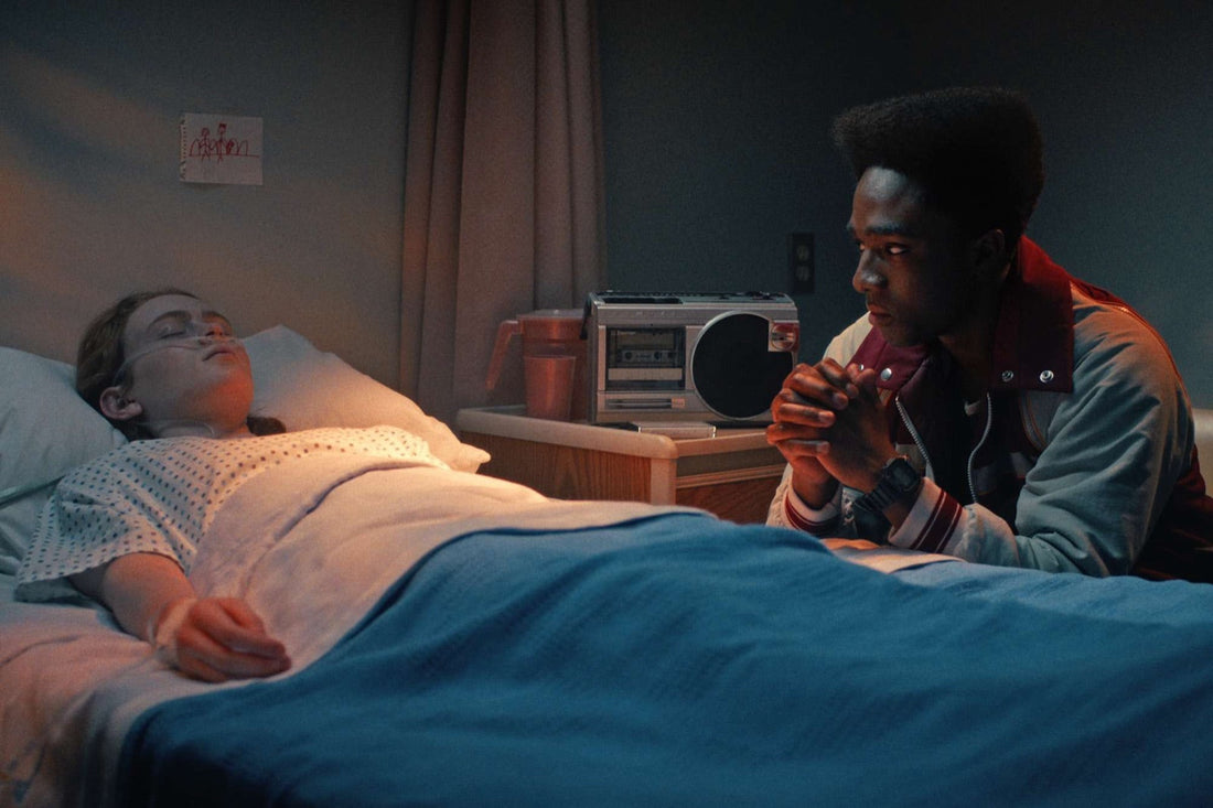 Odtwarzacz kaset na szafce nocnej, obok łóżka, w Stranger Things