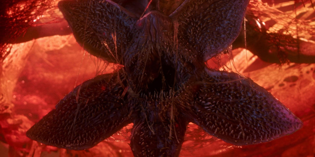 Demogorgon, paszcza otwarta w kształt korony, w czerwonym świetle