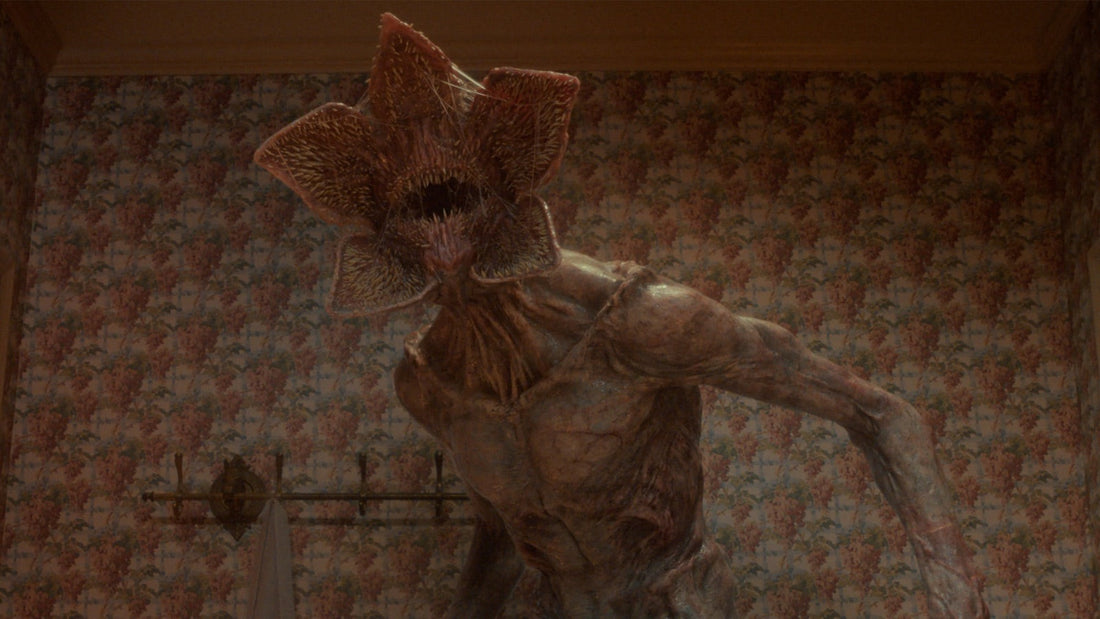 Demogorgon z otwartą paszczą, w pokoju w kwiatową tapetę