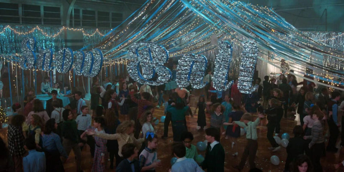 Stranger Things 1984: sala gimnastyczna balu zimowego, girlandy i uczniowie
