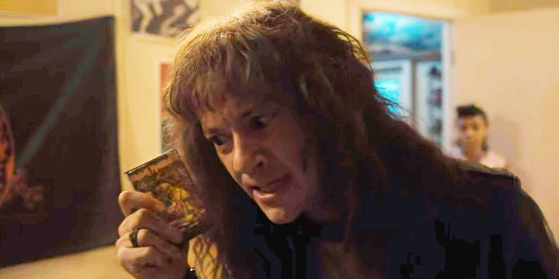 Eddie Munson unosi kasetę Iron Maiden, Piece of Mind, w swoim pokoju