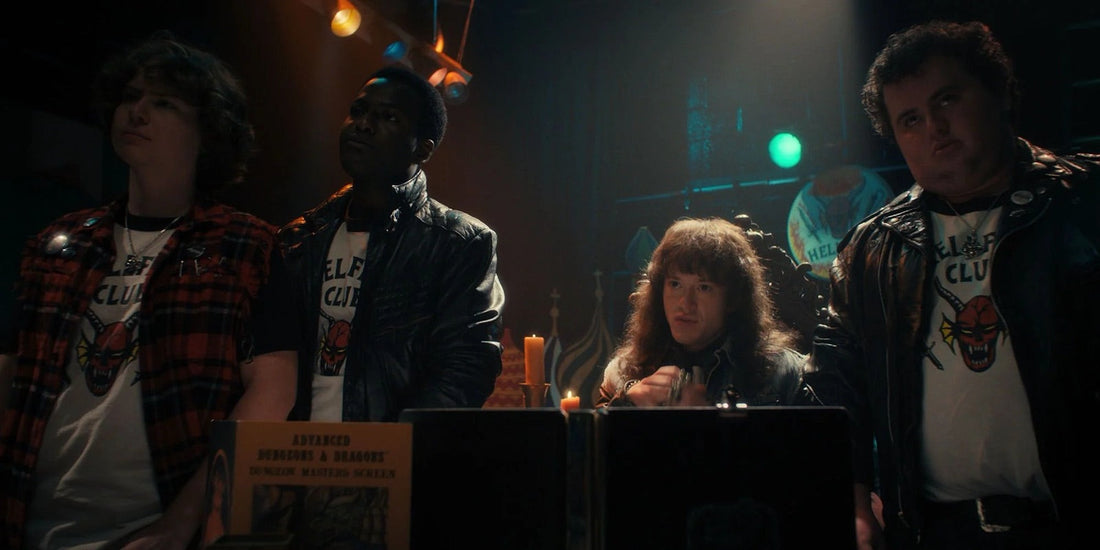 Klub Hellfire zebrany wokół stołu do gry, w Stranger Things sezon 4 odcinek 1