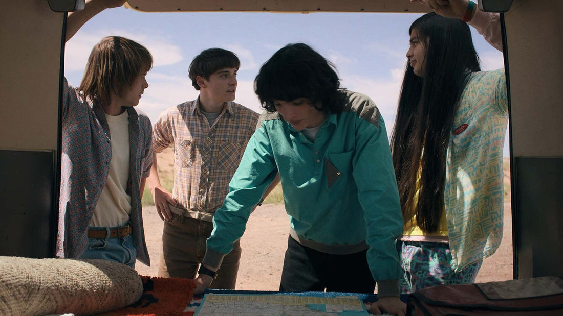 Czworo nastolatków pochylonych nad mapą, z tyłu vana, Stranger Things sezon 4 odcinek 5