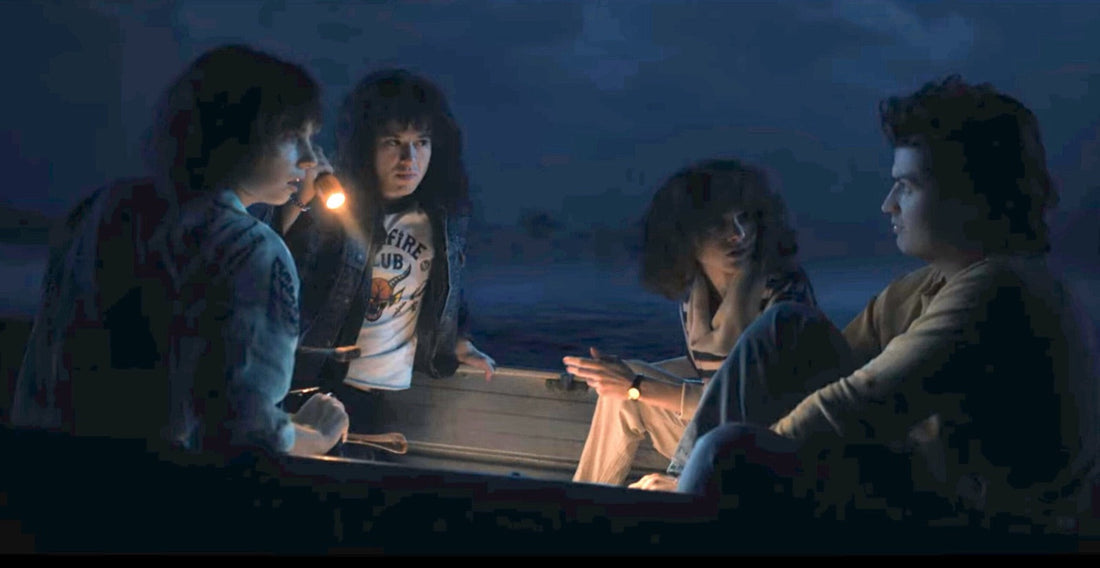 Czworo nastolatków w łodzi nocą, z lampą w ręku, Stranger Things sezon 4 odcinek 6