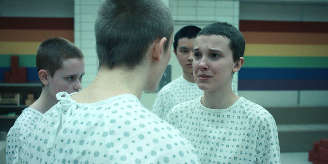 Dzieci w białych fartuchach w tęczowej sali laboratorium, Stranger Things sezon 4 odcinek 7