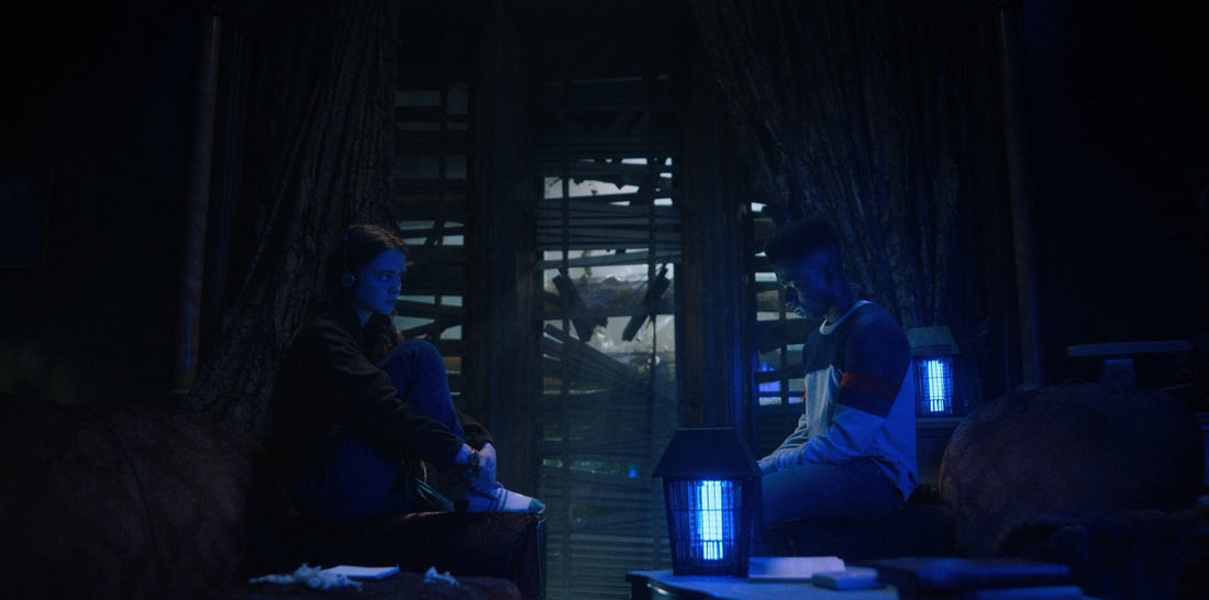 Max i Lucas na strychu domu Creelów, w niebieskim świetle, Stranger Things sezon 4 odcinek 9