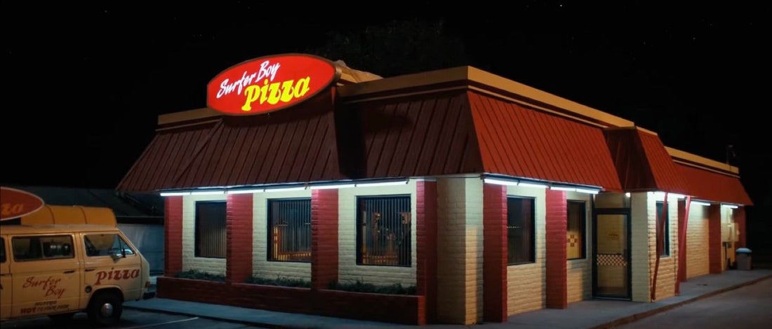 Restauracja nocą, żółty van zaparkowany pod świecącym szyldem