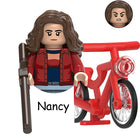 Minifigurka do zbudowania Stranger Things Nancy Wheeler na rowerze