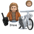 Minifigurka do zbudowania Stranger Things Steve Harrington na rowerze
