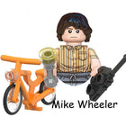 Minifigurka do zbudowania Stranger Things Mike Wheeler i jego pomarańczowy rower