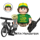 Minifigurka do zbudowania Stranger Things Dustin Camp Know Where na rowerze