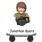Minifigurka do zbudowania Stranger Things Jonathan Byers na deskorolce
