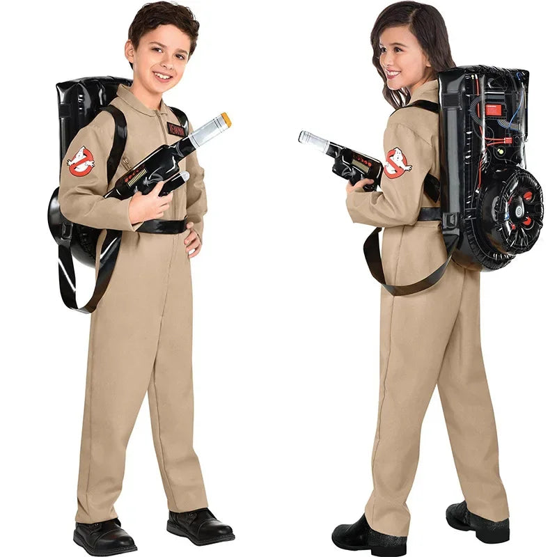 Dzieci w kostiumach Pogromców duchów Stranger Things z plecakiem