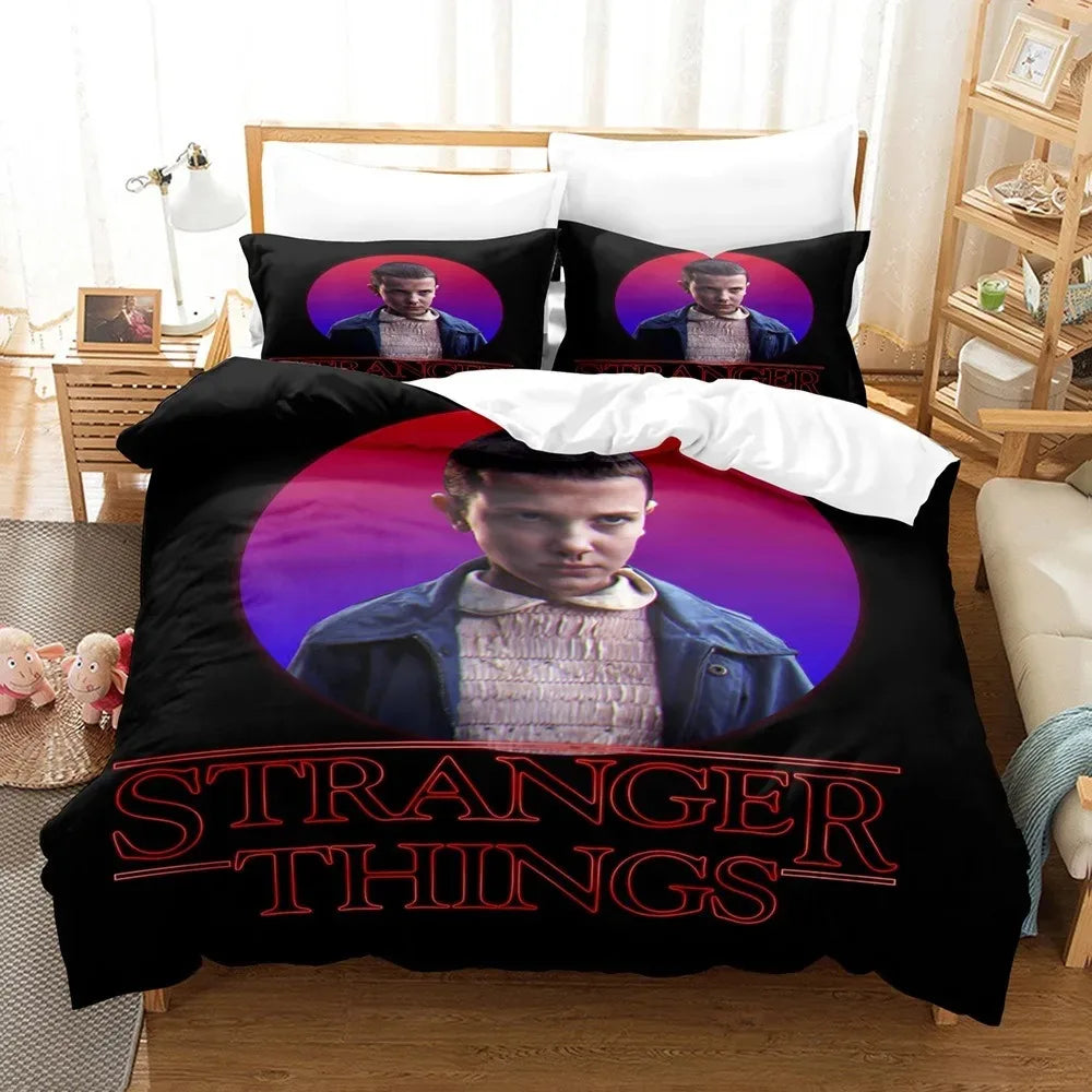Poszwa na kołdrę Stranger Things portret Jedenastki fioletowy neon na łóżku, z pasującymi poszewkami