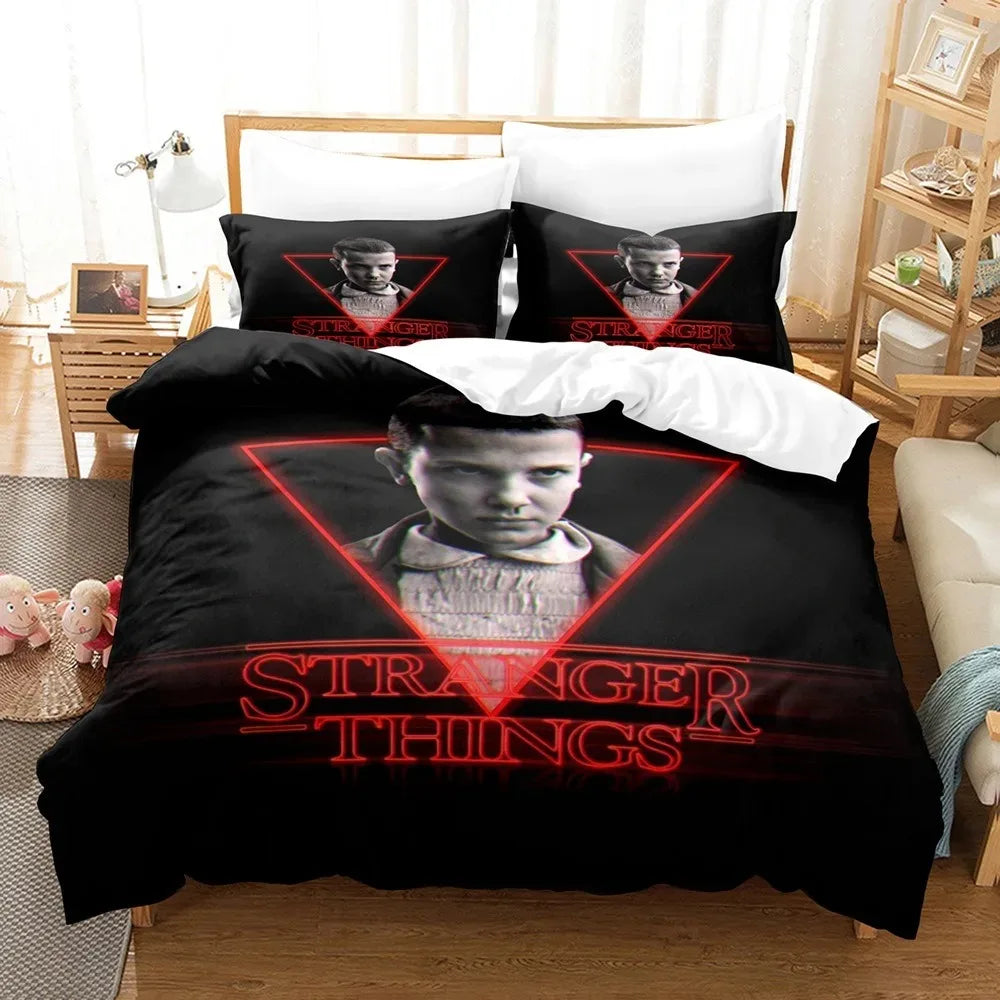 Komplet pościeli Stranger Things Jedenastka sezon 1 czerwony trójkąt na łóżku, z pasującymi poszewkami
