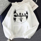 Biała bluza z kapturem Stranger Things paczka na rowerach i odbicie Demogorgona