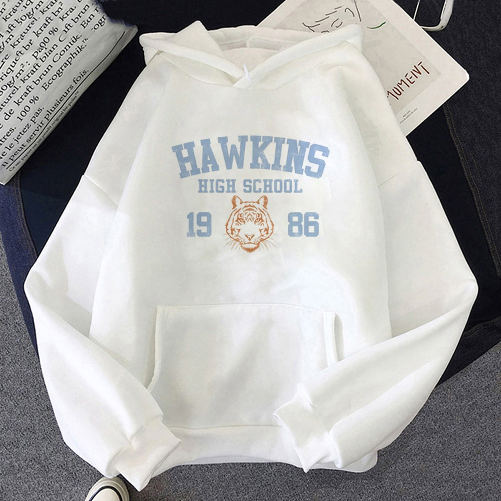 Biała bluza z kapturem Stranger Things Hawkins High School 1986, nadruk z przodu