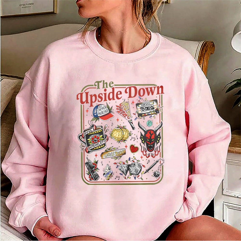 Bluza z okrągłym dekoltem Stranger Things The Upside Down kultowe przedmioty różowy, przedmioty z serialu w stylu retro tatuażu z przodu