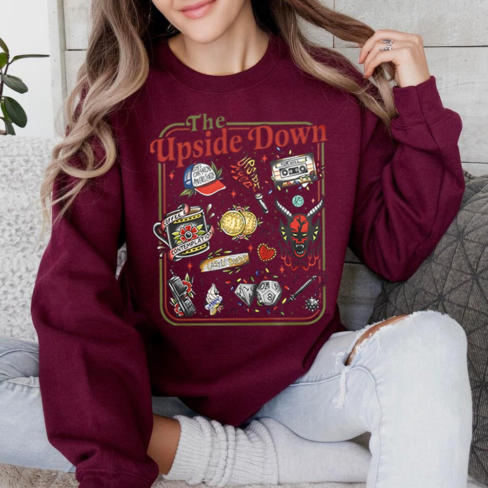 Bluza z okrągłym dekoltem Stranger Things The Upside Down kultowe przedmioty bordowy, przedmioty z serialu w stylu retro tatuażu z przodu