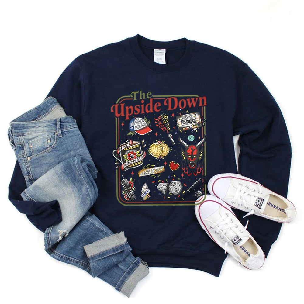 Bluza z okrągłym dekoltem Stranger Things The Upside Down kultowe przedmioty granatowy, przedmioty z serialu w stylu retro tatuażu z przodu