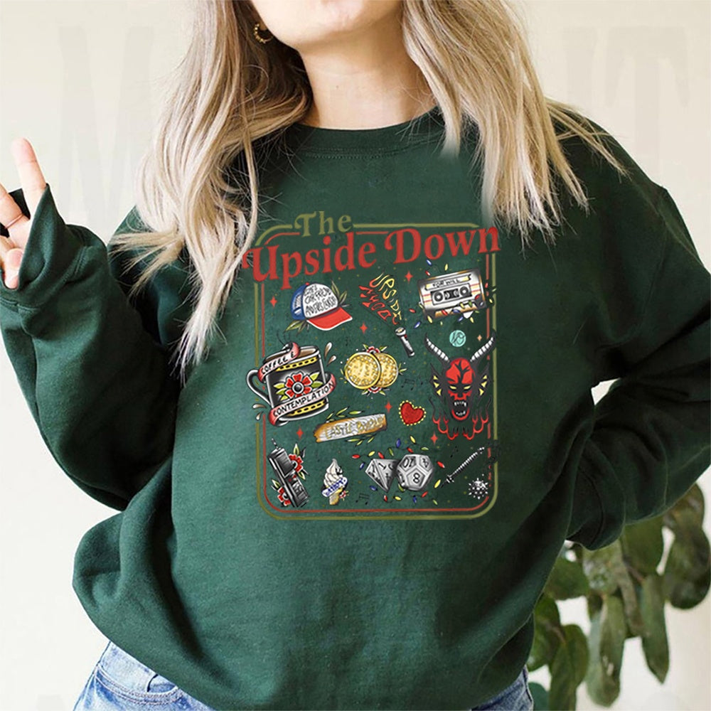 Bluza z okrągłym dekoltem Stranger Things The Upside Down kultowe przedmioty ciemnozielony, przedmioty z serialu w stylu retro tatuażu z przodu
